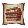 Quadratischer Kissenbezug aus Gobelin mit antikem Bücherstapel-Motiv und Schriftzügen auf beigem Hintergrund.