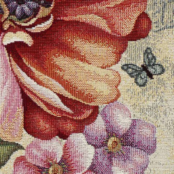 Nahaufnahme von gewebtem Gobelinstoff mit bunten Blüten in Terrakotta, Rosa und Violett sowie einem kleinen Schmetterling.