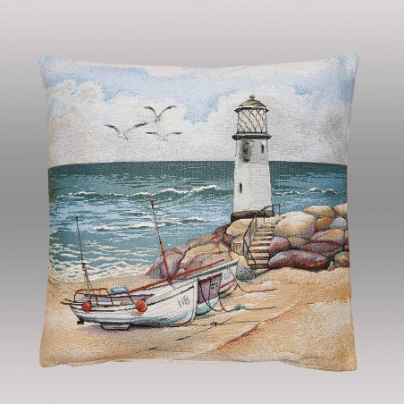 Hochwertige Gobelin-Kissenhülle mit maritimem Boot-Design und blauem Meer vor neutralem Hintergrund freigestellt.