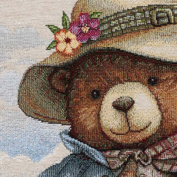 Nahaufnahme von gewebtem Gobelinstoff mit Teddybär mit Strohhut.