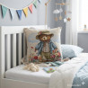 Modernes Gobelin-Dekokissen mit Teddybär-Muster auf einem Bett im Kinderzimmer.