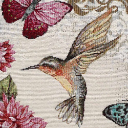 Nahaufnahme von gewebtem Gobelinstoff mit einem detailreichen Kolibri inmitten exotischer, bunter Blüten.