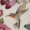 Nahaufnahme von gewebtem Gobelinstoff mit einem detailreichen Kolibri inmitten exotischer, bunter Blüten.