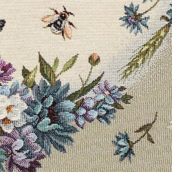 Nahaufnahme von gewebtem Gobelinstoff mit weißen Margeriten und grünen Blättern auf beigem Untergrund.
