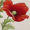 Nahaufnahme von gewebtem Gobelinstoff mit leuchtend roten Mohnblüten und grünen Knospen auf hellem Grund.