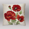 Hochwertige Gobelin-Kissenhülle mit floralem Mohn-Design freigestellt vor neutralem grauem Hintergrund.