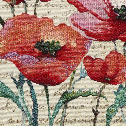 Nahaufnahme von gewebtem Gobelinstoff mit roten Mohnblüten, blauen Kornblumen und Weizenähren auf beigem Grund.