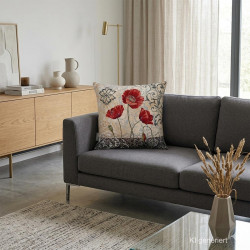 Modernes Gobelin-Dekokissen mit künstlerischem Mohn-Motiv auf einem Sofa im eleganten Wohnzimmer platziert.