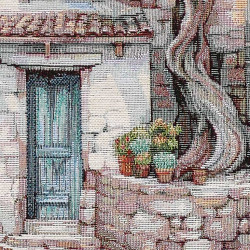 Nahaufnahme von gewebtem Gobelinstoff mit mediterranem Olivenzweig-Motiv, grünen Blättern und dunklen Oliven.