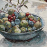Nahaufnahme von gewebtem Gobelinstoff mit mediterranem Motiv einer Tonschale gefüllt mit Oliven und Zweigen.
