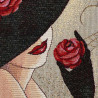 Nahaufnahme von gewebtem Gobelinstoff mit nostalgischem Motiv einer eleganten Dame im Paris-Stil der 1920er Jahre.