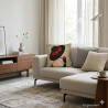Romantisches Gobelin-Dekokissen mit Vintage-Parismotiv auf einem eleganten grauen Sofa im klassisch eingerichteten Wohnzimmer.