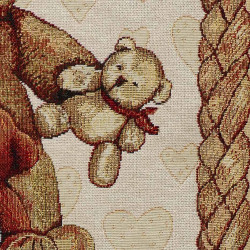 Nahaufnahme von gewebtem Gobelinstoff mit  niedlichem Teddybären, Schleifen und Herzen in warmen Brauntönen.