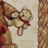 Nahaufnahme von gewebtem Gobelinstoff mit  niedlichem Teddybären, Schleifen und Herzen in warmen Brauntönen.
