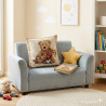 Kindliches Gobelin-Dekokissen mit Teddybären auf einem hellen Sofa in einem gemütlich dekorierten Kinderzimmer.