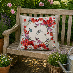 Florales Gobelin-Dekokissen mit Wildmohn auf einem hellgrauen Holzstuhl im Landhaus-Garten.