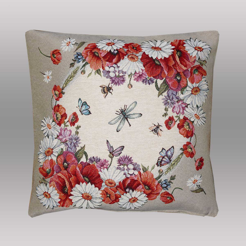 Hochwertige Gobelin-Kissenhülle mit naturgetreuem Wildmohn-Design freigestellt vor grauem Hintergrund.
