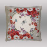 Hochwertige Gobelin-Kissenhülle mit naturgetreuem Wildmohn-Design freigestellt vor grauem Hintergrund.