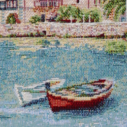 Nahaufnahme eines gewebten Gobelin-Dekokissens mit maritimem Motiv kleiner Boote auf blauem Wasser.
