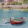 Nahaufnahme eines gewebten Gobelin-Dekokissens mit maritimem Motiv kleiner Boote auf blauem Wasser.