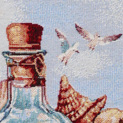 Detail von Gobelin-Dekokissen mit maritimer Webstruktur: Türkisblaue Flasche, braune Muschel und fliegende Möwen.