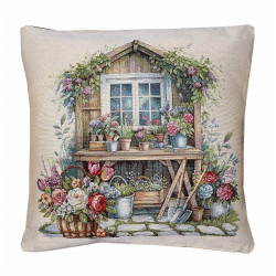 Quadratisches Dekokissen in beiger Gobelin-Optik mit detailreichem Motiv eines Gartenhauses und üppiger Blumenpracht.