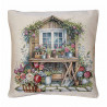 Quadratisches Dekokissen in beiger Gobelin-Optik mit detailreichem Motiv eines Gartenhauses und üppiger Blumenpracht.