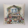 Gobelin-Kissenbezug im Landhausstil mit buntem Gartenlaube-Motiv freigestellt vor neutralem grauem Hintergrund.