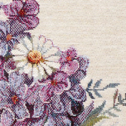 Makroaufnahme der dichten Webart eines Jacquard-Gobelin-Kissens mit farbigen Blumen und Margeriten.