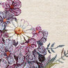 Makroaufnahme der dichten Webart eines Jacquard-Gobelin-Kissens mit farbigen Blumen und Margeriten.
