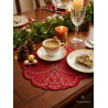 Rundes rotes Weihnachts-Platzset mit Tanne aus Goldstickerei auf festlich gedeckter Kaffeetafel.