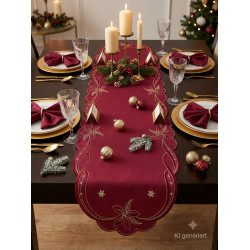 Tischläufer mit goldener Stickerei auf weihnachtlich dekoriertem Esstisch mit Kerzen und Geschirr.