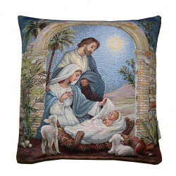 Quadratisches Gobelin-Dekokissen mit gewebtem Motiv der heiligen Familie und Schafen auf weißem Hintergrund.