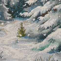 Detailaufnahme der gewebten Struktur des Gobelin-Kissenbezugs mit verschneiten Tannen im Winterwald-Design.