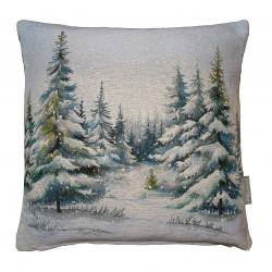 Freigestelltes Gobelin-Dekokissen mit verschneiter Waldlandschaft und Tannenbäumen auf weißem Hintergrund.