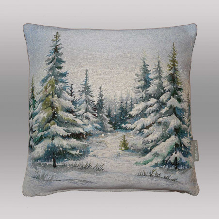 Quadratischer Gobelin-Kissenbezug mit winterlichem Tannenwald-Motiv vor neutralem grauem Hintergrund.