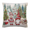 Freigestelltes Gobelin-Dekokissen mit weihnachtlichem Wichtelpaar-Motiv und Tannenbäumen auf weißem Grund.