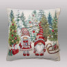 Quadratischer Gobelin-Kissenbezug mit festlichem Wichtel- und Wintermotiv vor neutralem grauem Hintergrund.