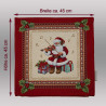 Gobelin-Weihnachtskissen mit roten Maßpfeilen für die Abmessungen Breite und Höhe von ca. 45 cm.