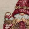 Detailaufnahme von Gobelin-Dekokissen mit Wichtel-Motiv. Hochwertige Struktur und Webart der Heimtextilien.