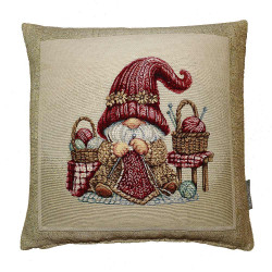 Quadratisches Gobelin-Dekokissen mit strickendem Wichtel und Wollkörben auf beigem Grund. Gemütliche Heimtextilien.