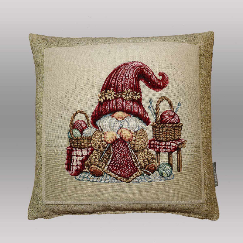 Gewebtes Dekokissen mit Wichtel-Motiv freigestellt vor grauem Hintergrund. Hochwertige Heimtextilien für Weihnachten.