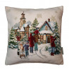 Quadratisches Gobelin-Dekokissen mit schneebedecktem Dorf und Familie auf hellem Grund. Weihnachtliche Heimtextilien.