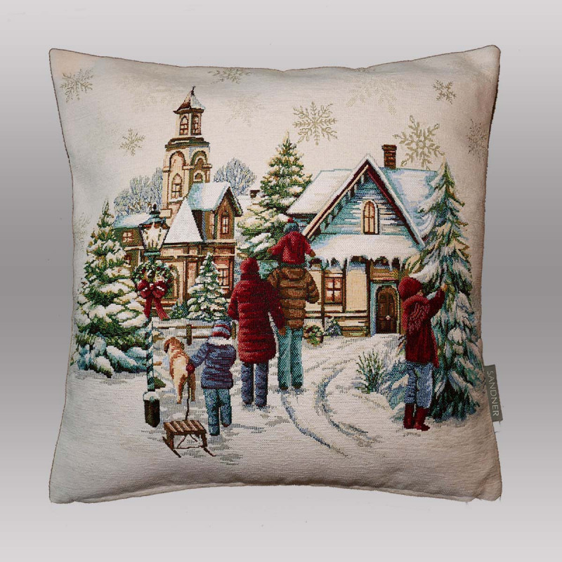 Gewebtes Dekokissen mit Winterlandschaft freigestellt vor grauem Hintergrund. Stilvolle Heimtextilien für den Winter.