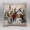 Gewebtes Dekokissen mit Winterlandschaft freigestellt vor grauem Hintergrund. Stilvolle Heimtextilien für den Winter.