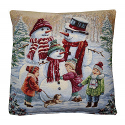 Quadratisches Gobelin-Dekokissen mit fröhlicher Schneemann-Familie auf beigem Grund. Weihnachtliche Heimtextilien.