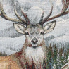 Detailaufnahme von gewebtem Dekokissen mit Hirsch-Motiv im Schnee. Hochwertige Webart und Struktur der Heimtextilien.