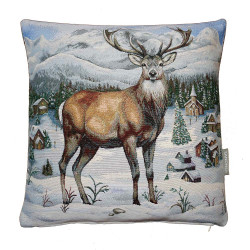 Quadratisches Gobelin-Dekokissen mit majestätischem Rothirsch im Winterwald auf hellem Grund. Edle Heimtextilien.