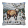 Quadratisches Gobelin-Dekokissen mit majestätischem Rothirsch im Winterwald auf hellem Grund. Edle Heimtextilien.