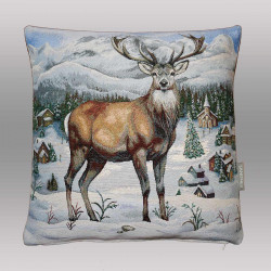 Gewebtes Dekokissen mit Hirsch-Motiv freigestellt vor grauem Hintergrund. Stilvolle Heimtextilien für den Winter.